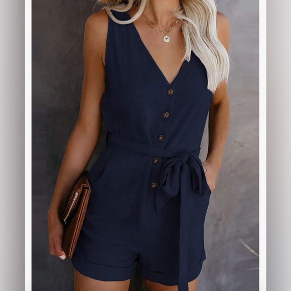 Women’s small New button Romper
-Doesn’t come with BELT - Picture 2 of 6